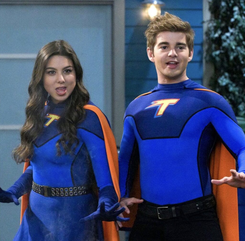 Twins Max and Phoebe wearing capes during a scene from The Thundermans